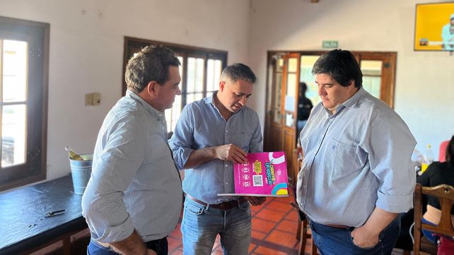 La Comisión Directiva de El Carnaval del País mantuvo un encuentro con el presidente del Club de Clubes y representantes de un carnaval de Encarnación