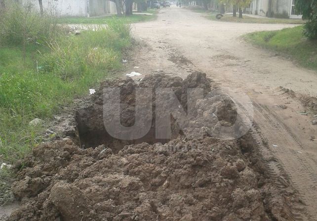 Los vecinos del barrio no salen del asombro por la aparición de un socavón en la calle.
