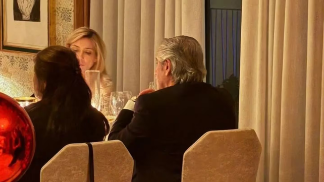 Alberto Fernández y su esposa durante la cena de Año Nuevo en el lujoso restaurante de&nbsp; Madrid.&nbsp;