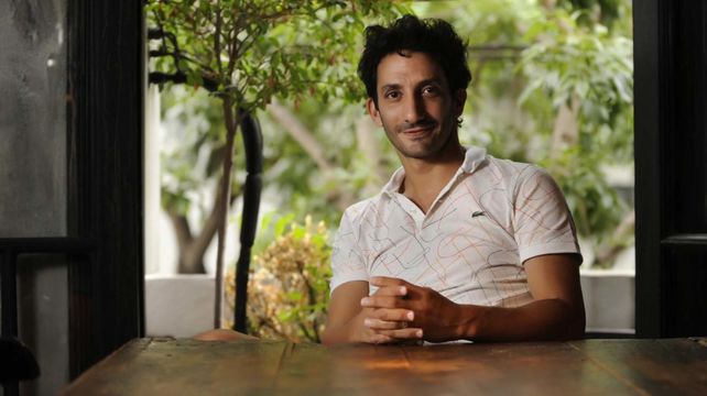 La escena hot de Juan Minujín en la fiesta sexual de la serie El Marginal