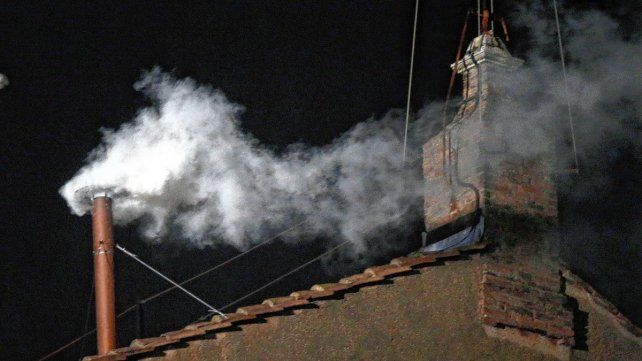Fumata blanca. Los sacerdotes de la Arquidiócesis de Paraná estaban de retiro espiritual el 13 de marzo de 2013