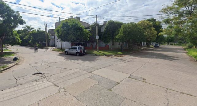 Violento asalto a un trabajador en barrio Candioti: seis delincuentes le robaron la moto y el celular