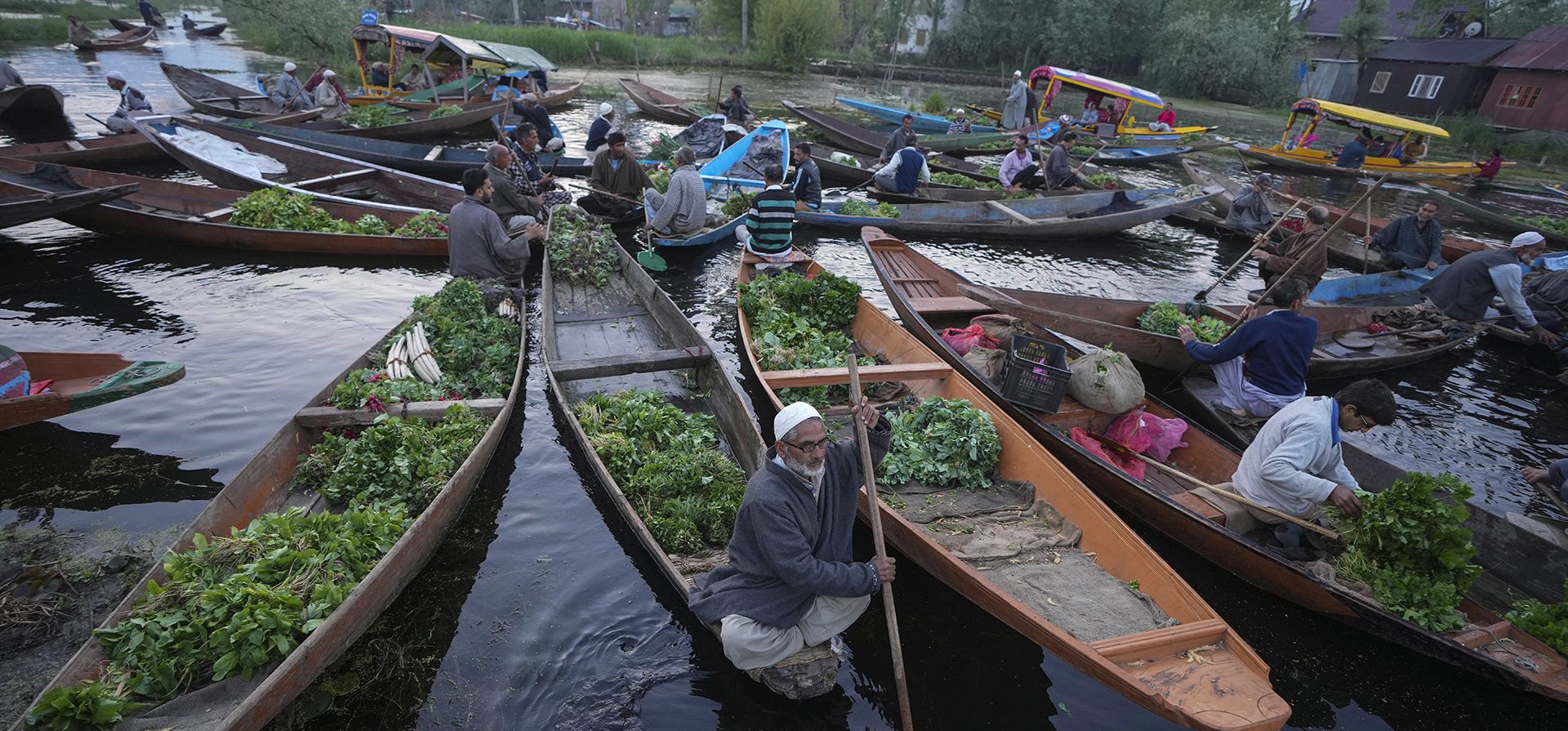 Vendedores de Cachemira ofrecen sus productos en el mercado flotante de verduras en el lago Dal en Srinagar, Cachemira india, el jueves 7 de abril de 2022.