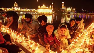 Devotos sikh encienden velas en el Templo Dorado al conmemorar el aniversario del nacimiento de su primer gurú, Guru Nanak, en Amritsar, India, el miércoles 5 de noviembre de 2025. (Foto AP/Prabhjot Gill)