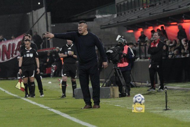 Jorge Almirón le dio mucho valor a los tres puntos logrados en cancha de Barracas Central.