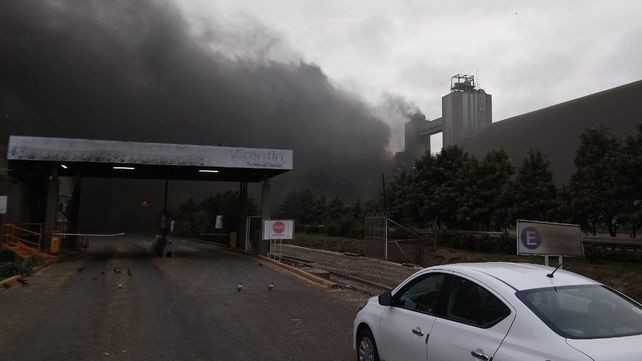 Un incendio de grandes dimensiones afectó a la planta de Molinos en San Lorenzo