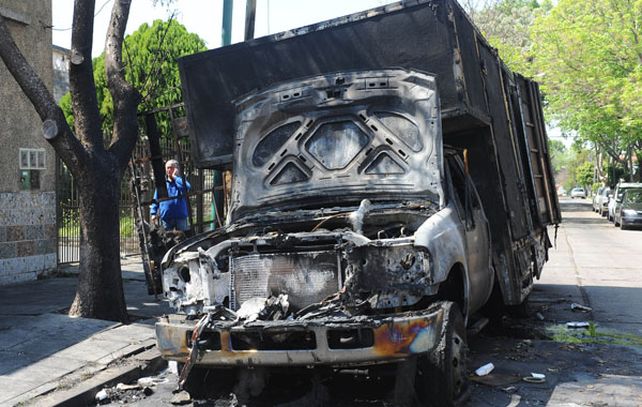Incendió el camión de un vecino porque lo dejó en la puerta de su casa