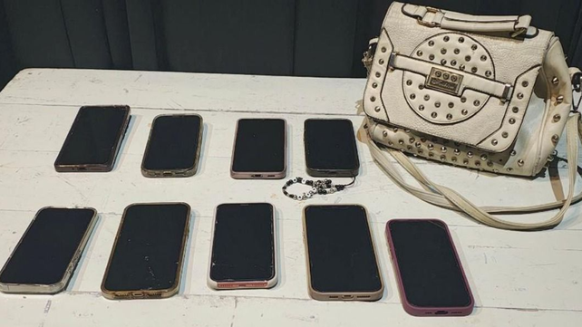 Parte de los celulares robados durante el sábado a la noche. La Policía busca a las víctimas para reintegrar los aparatos