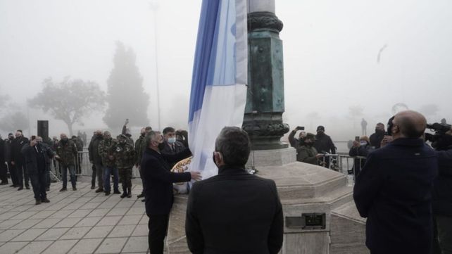 El intendente Javkin y el gobernador Perotti izaron la bandera. De fondo