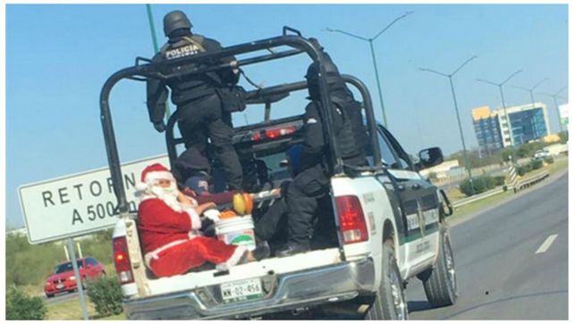 La foto de hombre vestido como Papá Noel que fue detenido por la policía se viralizó en Facebook.