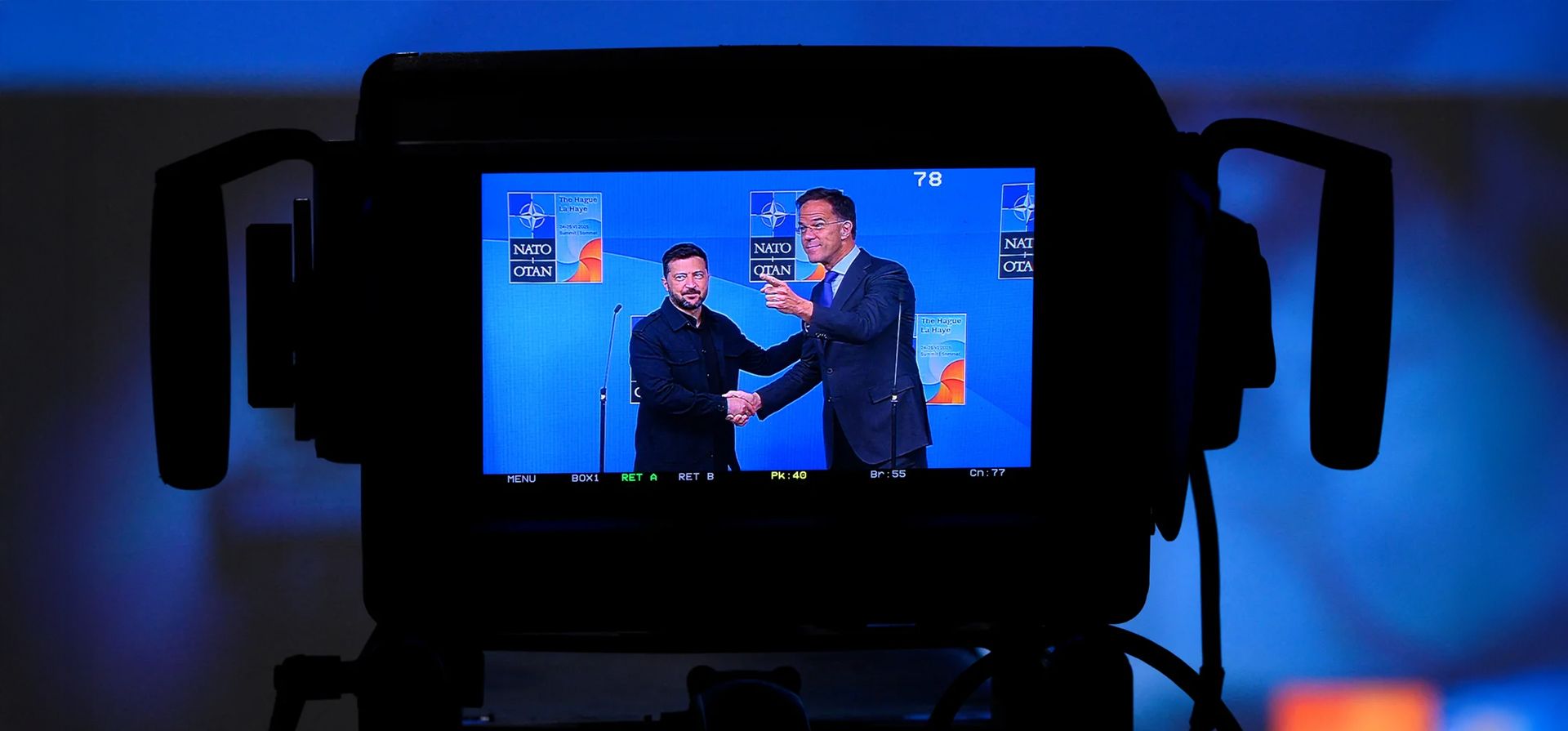 El presidente de Ucrania, Volodymyr Zelenskyy, y el secretario general de la OTAN, Mark Rutte, se dan la mano antes de una reunión de la OTAN en el centro de convenciones World Forum, La Haya, Países Bajos. Fotografía: John Thys/AFP/Getty Images El presidente de Ucrania, Volodymyr Zelenskyy, y el secretario general de la OTAN, Mark Rutte, se dan la mano antes de una reunión de la OTAN en el centro de convenciones World Forum, La Haya, Países Bajos. Fotografía: John Thys/AFP/Getty Images