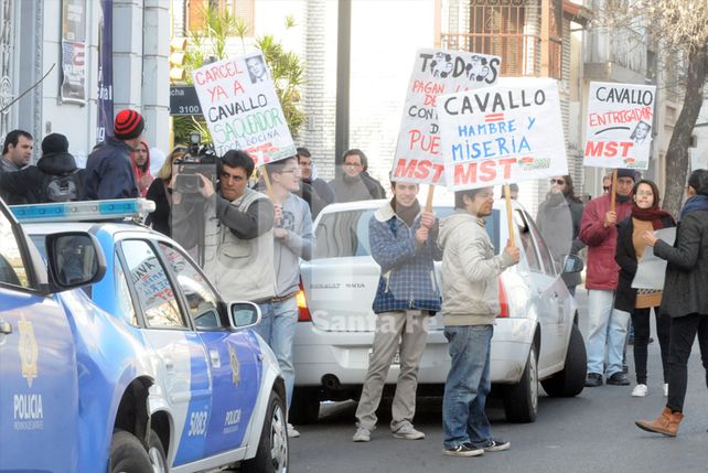Un grupo de personas se manifestó en la puerta de la sede de ADE.