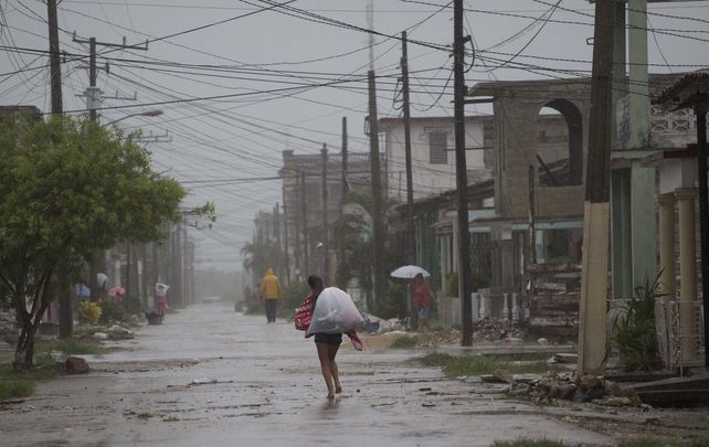 Residente cubano camina mientras el huracán Irma daba las primeras señales en la isla. &nbsp;