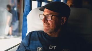 Alfredo Berti, técnico de Independiente Rivadavia, con la gorra de los Peaky Blinders.