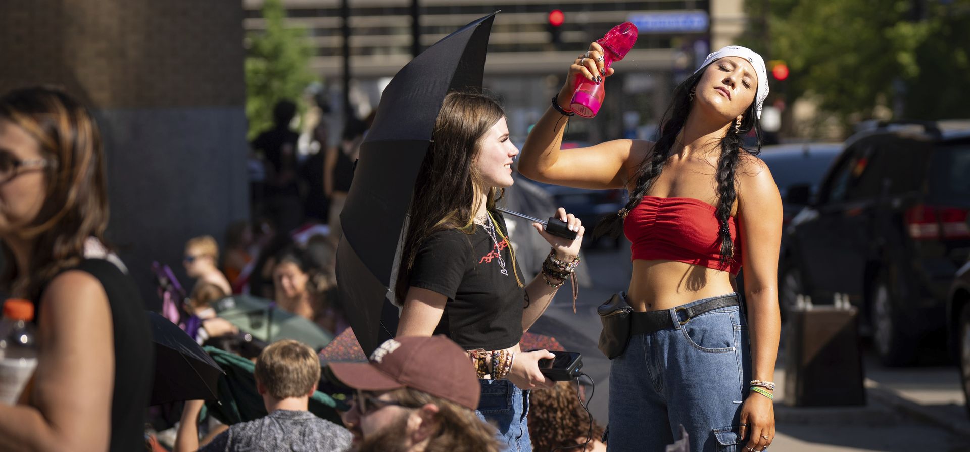 Mientras las temperaturas se elevaban a 100 ° F, una joven trata de refrescarse con un ventilador nebulizador mientras ella y su amiga hacían fila con cientos de personas más para ver a Dominic Fike esta noche en Armory, el martes 22 de agosto de 2023 , Minneapolis, Minn. (Glen Stubbe/Star Tribune vía AP) Mientras las temperaturas se elevaban a 100 ° F, una joven trata de refrescarse con un ventilador nebulizador mientras ella y su amiga hacían fila con cientos de personas más para ver a Dominic Fike esta noche en Armory, el martes 22 de agosto de 2023 , Minneapolis, Minn. (Glen Stubbe/Star Tribune vía AP)