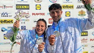 Bautista Itria junto a Candelaria Sequeira y la medalla obtenida en Bulgaria.