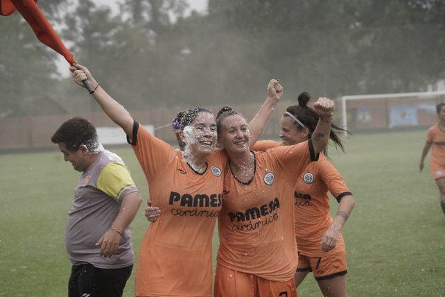 Las goleadoras ante Social Lux. Emilia Boccalini, (goleadora con 53 tantos)  y Julieta Palmisano festejan el segundo título de Adiur en la temporada 2024.