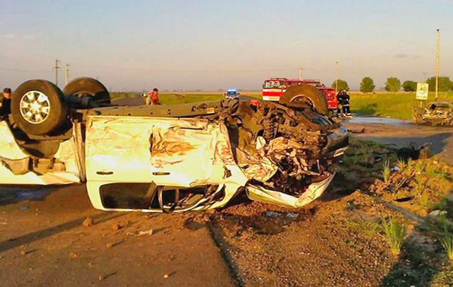 Tragedia. El Volkswagen Golf de Diego Nicolás Rougier (derecha) chocó de frente con la Ford Ranger blanca.