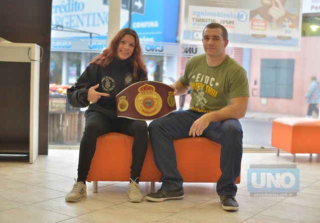 Giuliana y Alan en Diario UNO con el cinturón.  Foto UNO/Juan Manuel Hernández