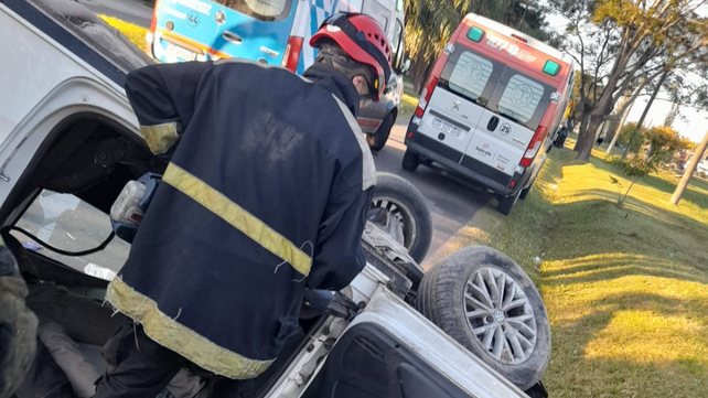 Bomberos Zapadores trabajan para rescatar al conductor del vehículo utilitario que volcó esta mañana en Hostal del Sol
