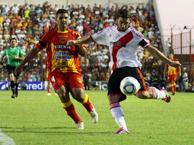 Nacional B: en un partidazo, River venció a Boca Unidos sobre el final y quedó puntero