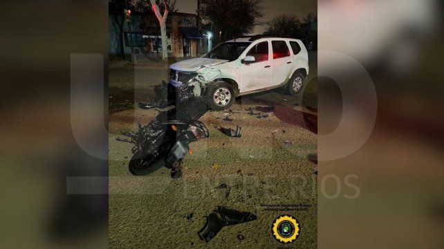 Colón: un accidente entre un auto y una moto dejó a dos jóvenes graves