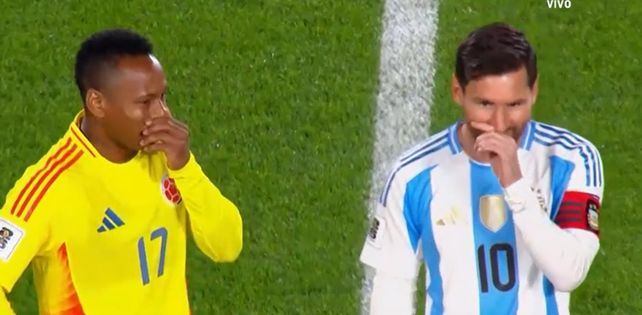 Distensión. Campaz y Leo Messi bromean a segundo del inicio del partido. Sólo ellos saben lo que allí se dijo.