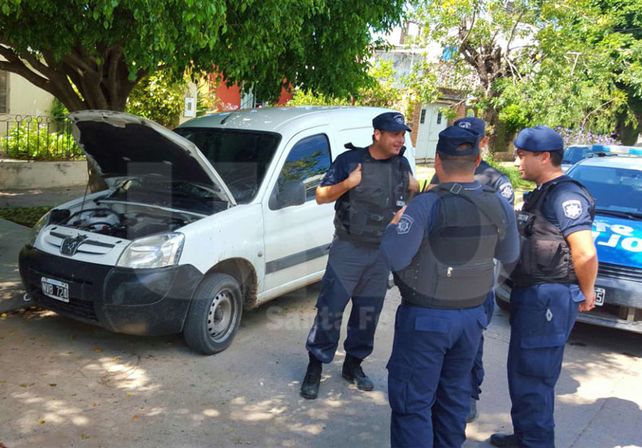 La camioneta usada por los delincuentes y abandonada tras la persecución con la policía con el botín en su interior.