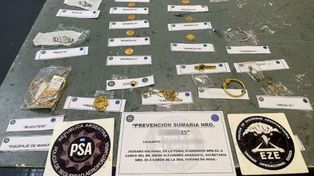 La azafata contrabandeaba joyeas y relojes de alta gama.