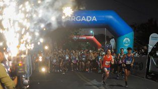 Este sábado por la noche se realizó la segunda edición de la Carrera Nocturna Ciudad de Paraná, donde casi 2.000 atletas hicieron cinco y 10 kilómetros por lugares emblemáticos de la capital provincial.&nbsp;