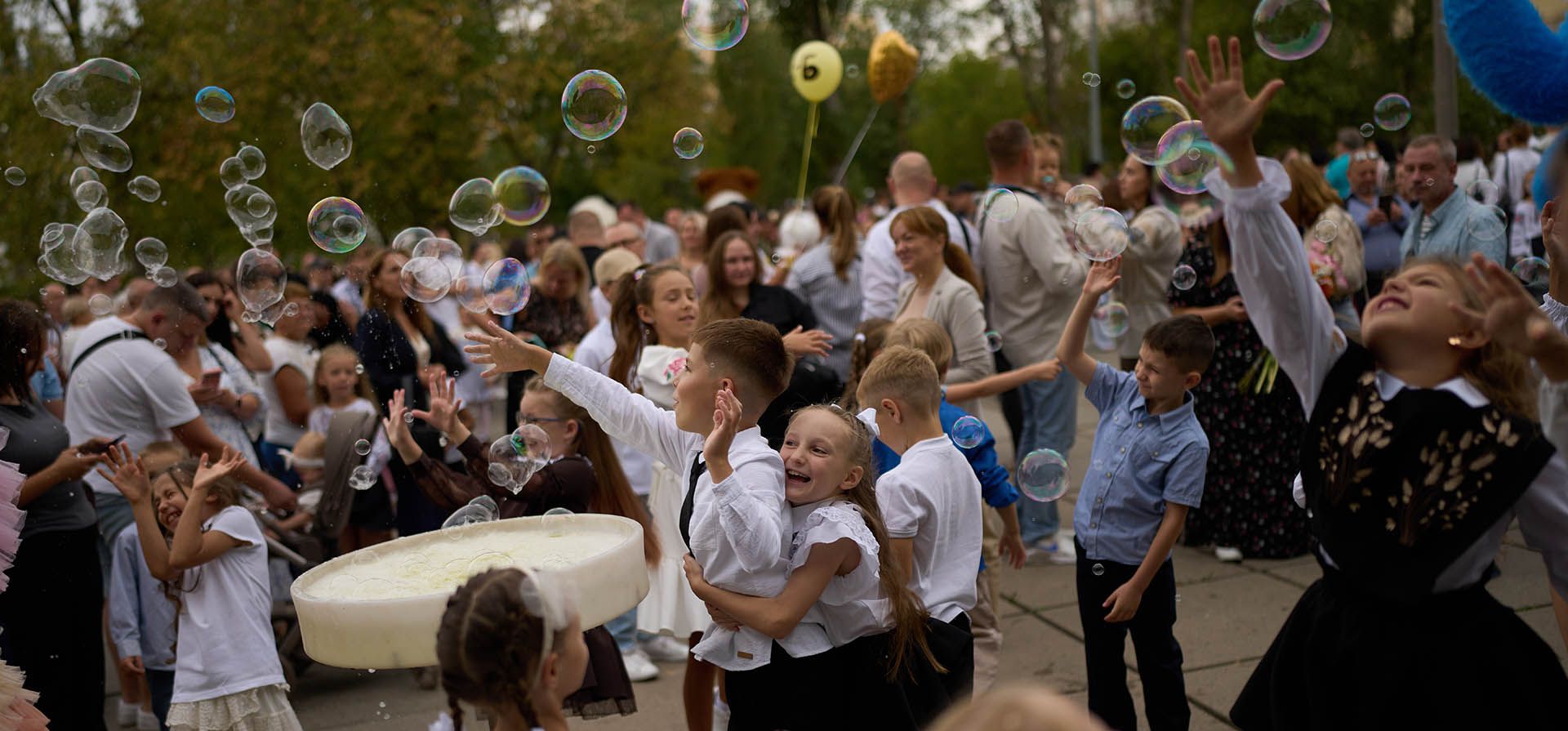 Niños juegan con burbujas de jabón durante las tradicionales celebraciones de regreso a clases en Kiev, el martes 1 de septiembre de 2026. (Foto AP/Francisco Seco)