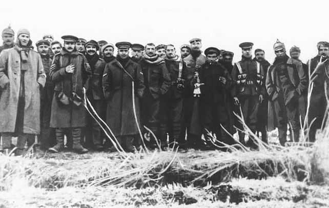 Histórico. Ingleses y alemanes el 24 de diciembre de 1914 intercambiaron autógrafos con deseos de una feliz Navidad.