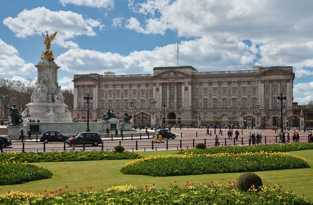 La web oficial del Palacio de Buckinghan ofrece un trabajo de lavacopas con un sueldo astronómico.&nbsp;