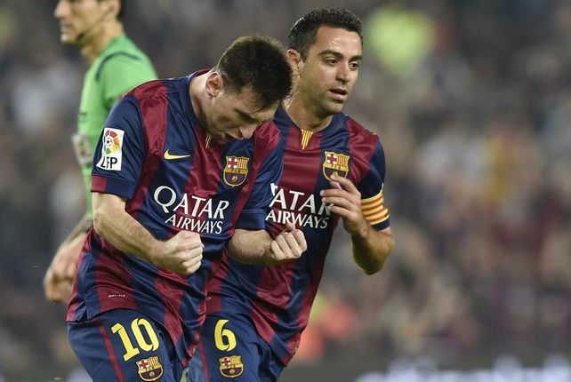 Messi junto a Xavi durante su etapa juntos en Barcelona.