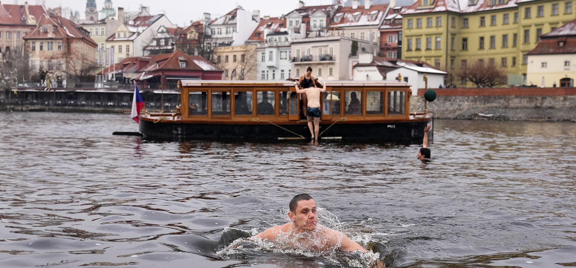 Nadadores polares participan en su tradicional nado de los Reyes Magos en el río Moldava en Praga, República Checa, el lunes 6 de enero de 2025. (Foto AP/Petr David Josek) Nadadores polares participan en su tradicional nado de los Reyes Magos en el río Moldava en Praga, República Checa, el lunes 6 de enero de 2025. (Foto AP/Petr David Josek)