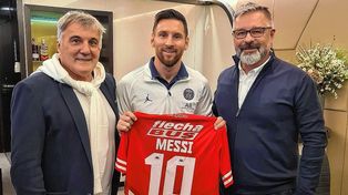 Lionel Messi se sacó una foto con la camiseta de Unión