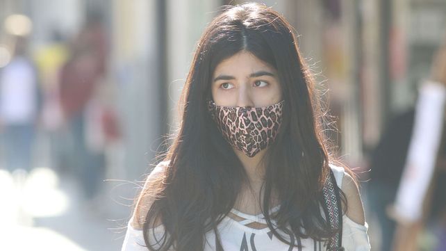 Una chica camina por el centro de Paran&aacute; el lunes por la ma&ntilde;ana.&nbsp;