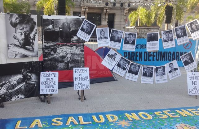Así luce la Plaza 25 de Mayo. Acampe de Paren de Fumigarnos con el objetivo de visibilizar la Emergencia Sanitaria y Socioambiental que produce el uso de agrotóxicos en la Provincia de Santa Fe. 