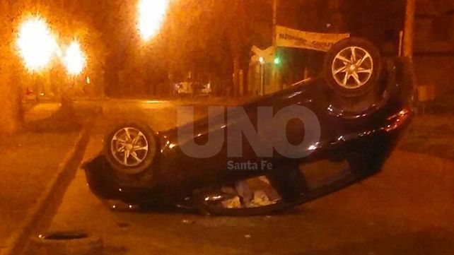 Milagro: un hombre perdió el control del auto, chocó un árbol, tumbó y resultó ileso