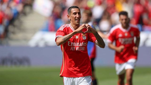 Angel Di María festejando con la camiseta de Benfica. En Portugal aseguran que continuará ahí.