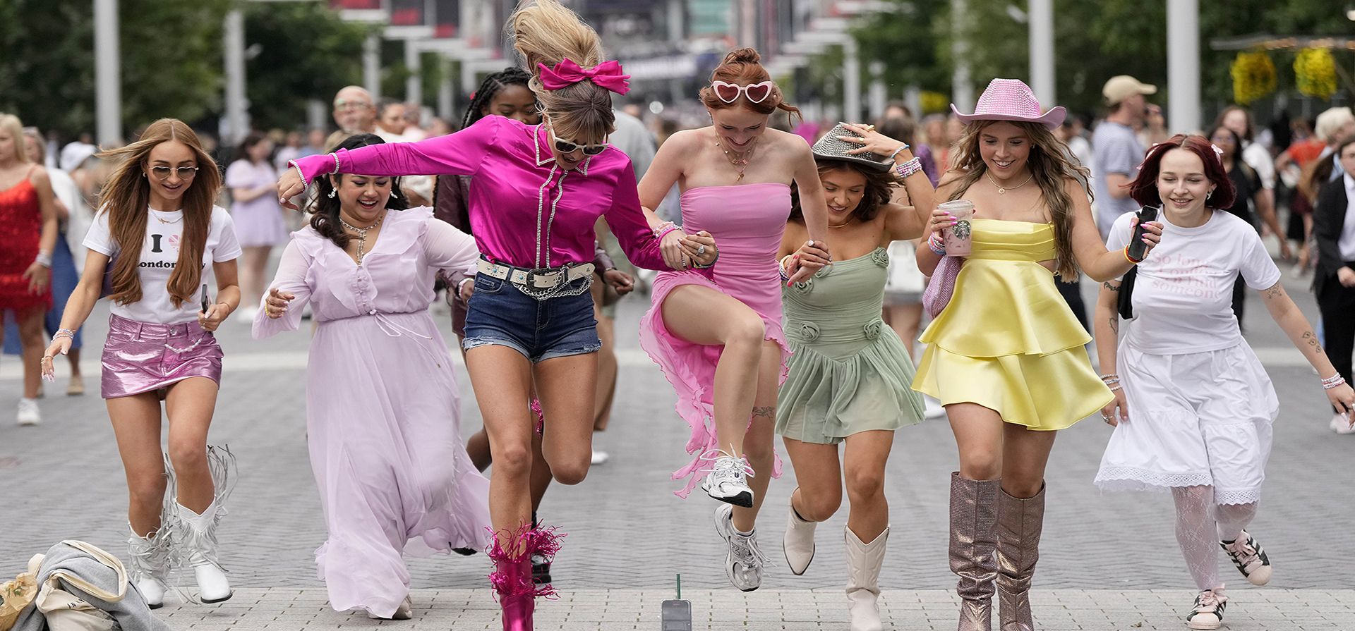 Los fanáticos de la cantante Taylor Swift, llamados Swifties, llegan al estadio de Wembley en Londres, el jueves 15 de agosto de 2024, para el primero de los cinco conciertos del Eras Tour de Taylor Swift. (Foto AP/Alastair Grant) Los fanáticos de la cantante Taylor Swift, llamados Swifties, llegan al estadio de Wembley en Londres, el jueves 15 de agosto de 2024, para el primero de los cinco conciertos del Eras Tour de Taylor Swift. (Foto AP/Alastair Grant)