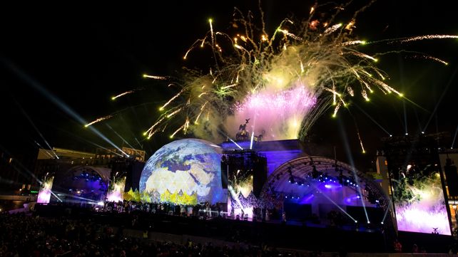Fuego artificiales iluminan el cielo. Por el imponente escenario pasaron los elencos musicales.