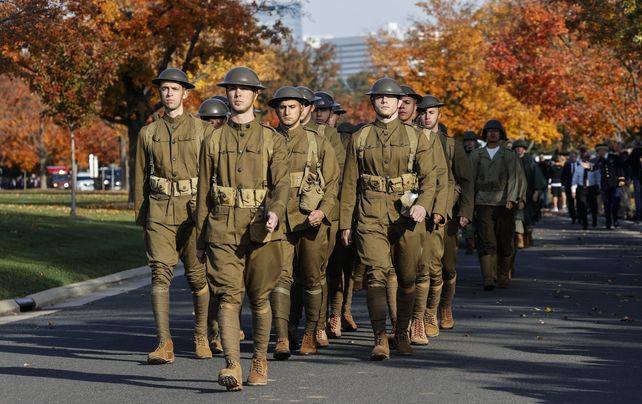 Tropas estadounidenses marchan durante la ceremonia del centenario de la Tumba del Soldado Desconocido, en el Cementerio Nacional de Arlington, el Día de los Veteranos, el jueves 11 de noviembre de 2021, en Arlington, Virginia.