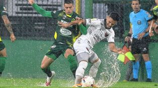 El agua fue protagonista en el partido entre Defensa y Colón.