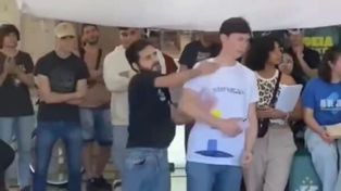 El instante de la agresión sufrida por un estudiante en la asamblea en Ingeniería.&nbsp;