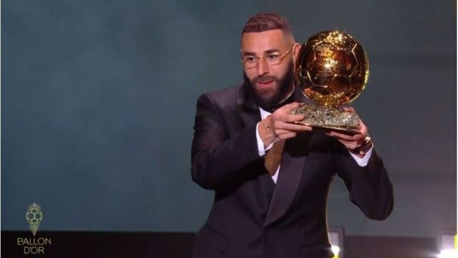 Karim Benzema recibe su primer Balón de Oro tras una rutilante temporada con Real Madrid