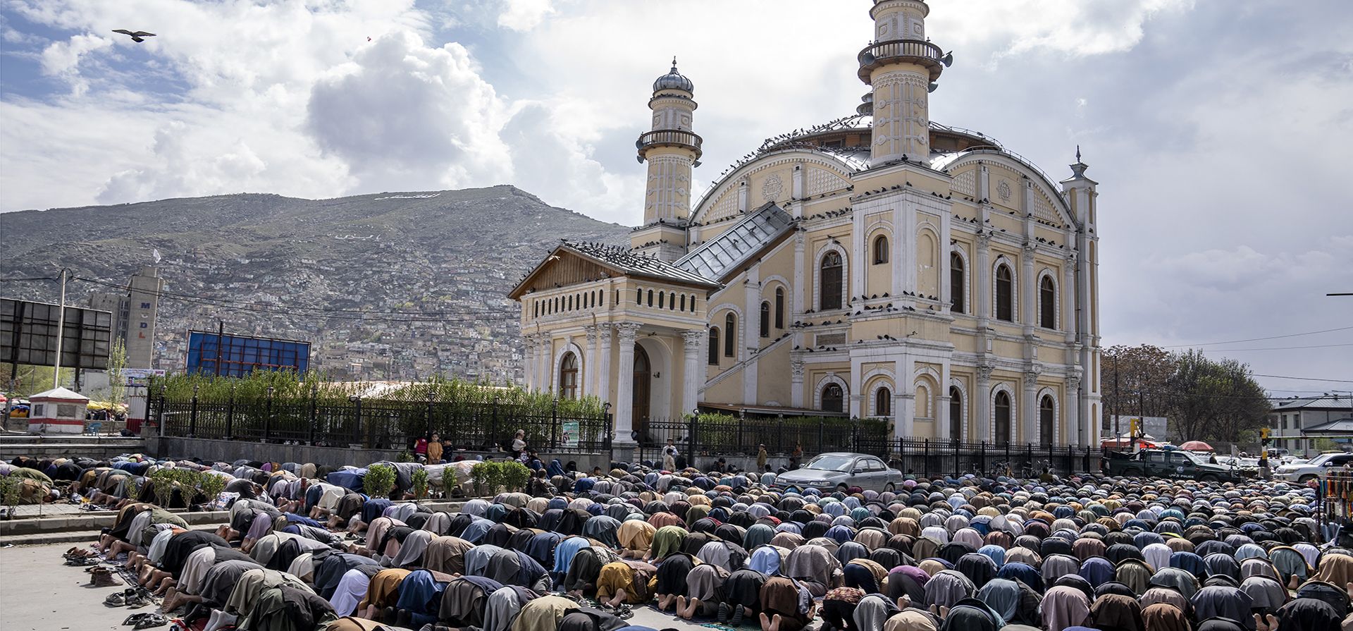 Fieles afganos asisten a la oración del viernes durante el mes sagrado musulmán de ayuno del Ramadán, en Kabul, Afganistán, el viernes 31 de marzo de 2023. (Foto AP/Ebrahim Noroozi)