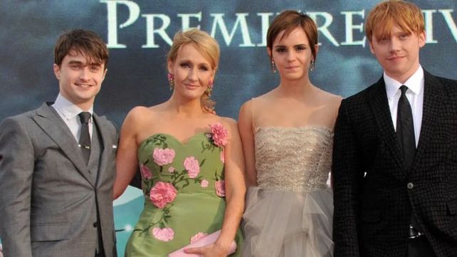 La escritora J. K. Rowling junto a los actores que protagonizaron la saga de Harry Potter.