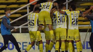 Gino Infantino (27) quedó sepultado por sus compañeros tras marcarle un golazo a Racing en el Gigante.