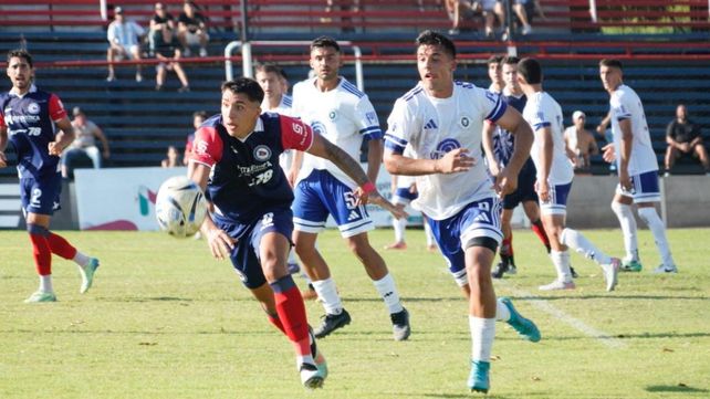 Duelo intenso en el Gabino Sosa entre Central Córdoba y Leones FC.